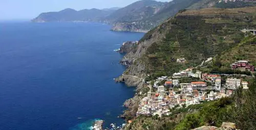 Le Cinque Terre sul treno viaggiano solo in Liguria