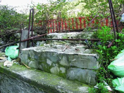 Gli antichi moli del porto  abbandonati in discarica