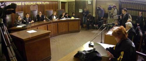 Muore accoltellato: la moglie bastonata