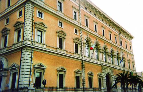 Aggrediti e rapinati da tre marocchini con accetta
