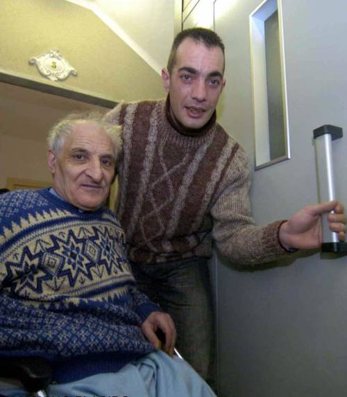 Non ha pagato le bollette e gli sequestrano la pensione