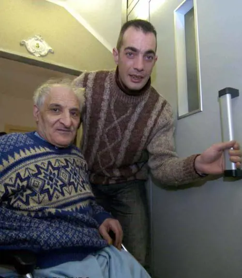 Non ha pagato le bollette e gli sequestrano la pensione