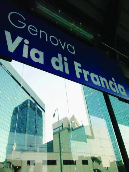 Coro di proteste: «Le nuove stazioni  cadono già a pezzi»