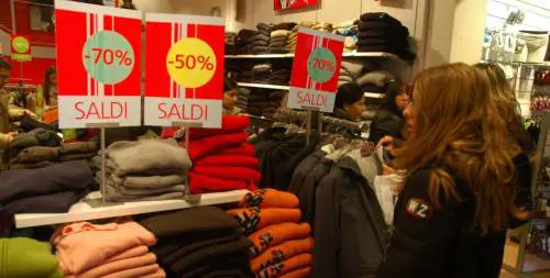 Tutti in coda per i saldi. Ma con pausa pranzo