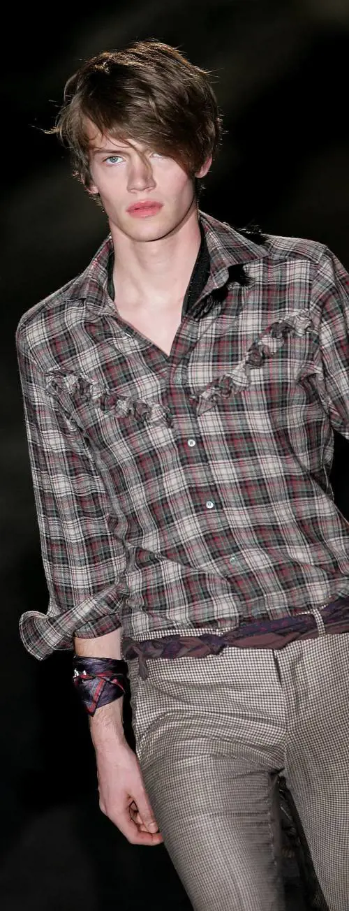 Lautore chiama a raccolta i colleghi per regolare i conti con il suo mondo