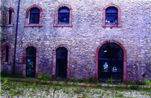 Via Fabrizi, cancelli chiusi di notte