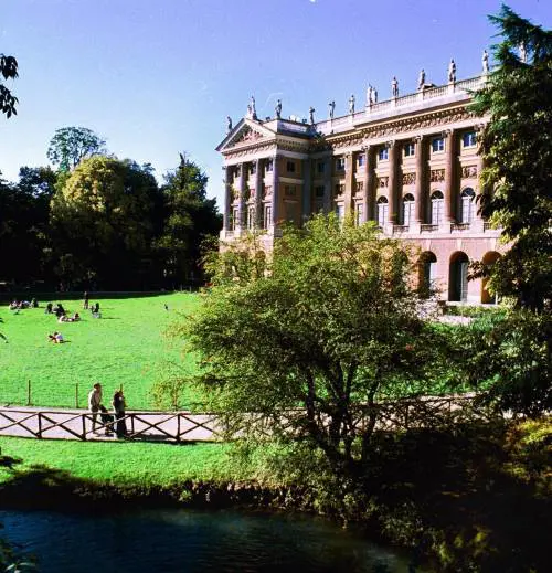 A teatro la Comencini  cala «quattro assi»