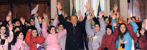 Bossi: «Se vince Prodi scappiamo in Svizzera»