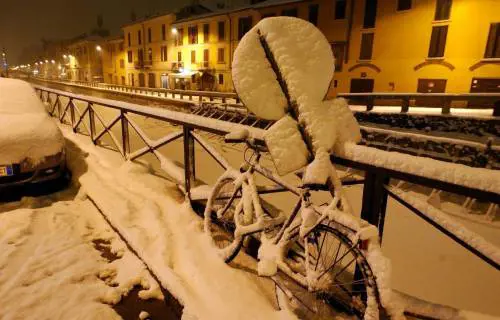 Francia, auto travolge il corteo: 10 feriti