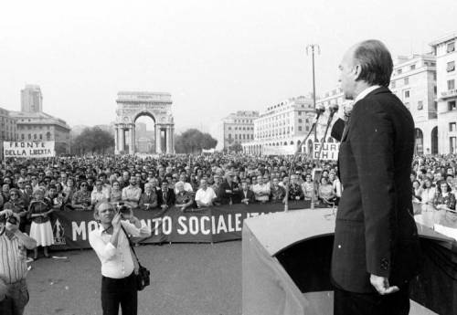 Festa azzurra in largo Cairoli. L’entusiasmo dei militanti, bandiere e slogan. Casero: «La nostra proposta non prevede penalizzazioni di alcun genere per i Comuni» Tutti con il premier: «Cancelliamo Ici e Tarsu» Albertini e Formigoni alla chiusura de