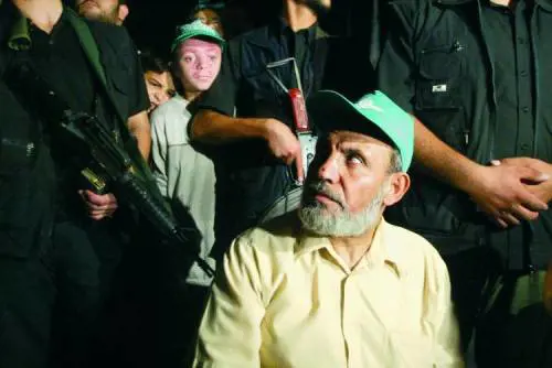 Ambulante picchiato, sei arresti