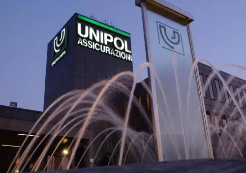 Cartoline dai sacchetti dellimmondizia: a Trastevere la cruda realtà di Wang Du