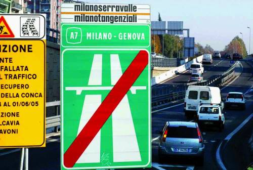 Rigore e volumi bianchi per il living