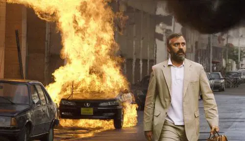 Razziano il negozio e poi gli danno fuoco