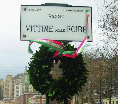 I Ds della Valbisagno contro il cippo che ricorda le foibe