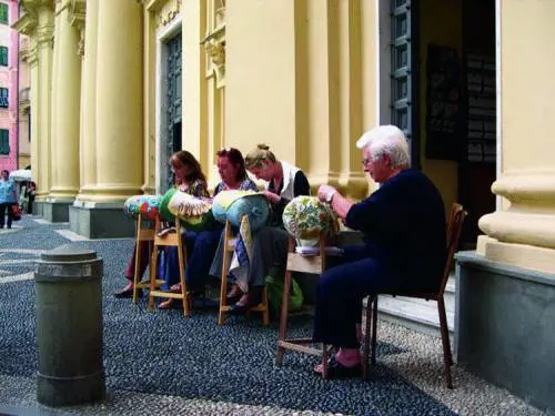 Sulla piazza della basilica prende vita il pizzo al tombolo
