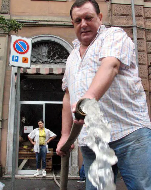 Nubifragio di stile tropicale manda Genova sottacqua