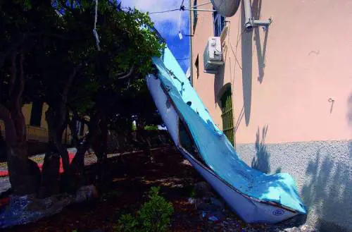 Quinto, tromba daria lancia barca contro il tetto di una scuola