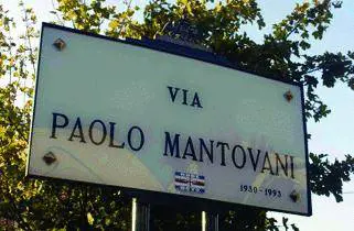 Imbrattata la targa di via Mantovani