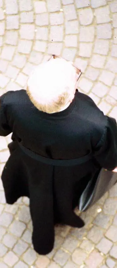 Il prete che bacchetta il Papa