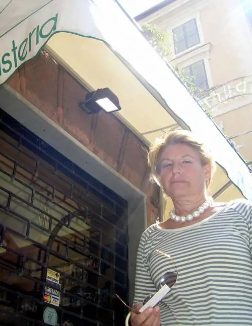 Erborista sequestrata in pieno centro da rapinatori armati