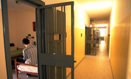 Liberato con l’indulto prova a scippare un cieco