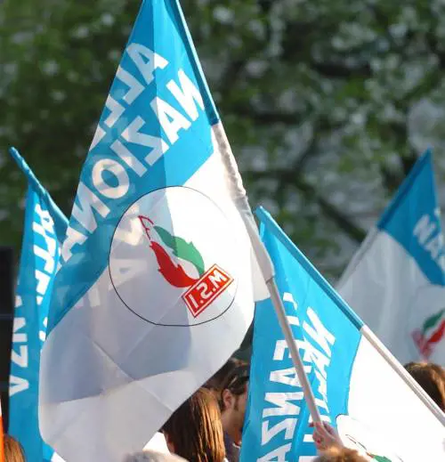 E la sinistra applaude la destra