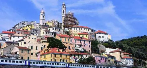 Il paese senza alberghi tra castello e cantieri navali