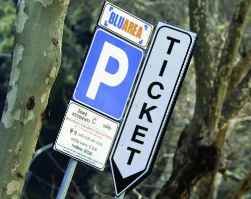 I residenti, dopo aver pagato da mesi senza il servizio, attendono il via: chi abita in alto potrà posteggiare sui viali, non chi vive più vicino al mare Zone blu a Castelletto, inversione sui corsi