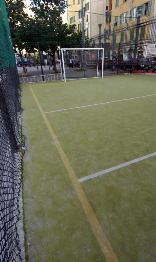 Il campetto dei bimbi «sequestrato» a suon di pallonate