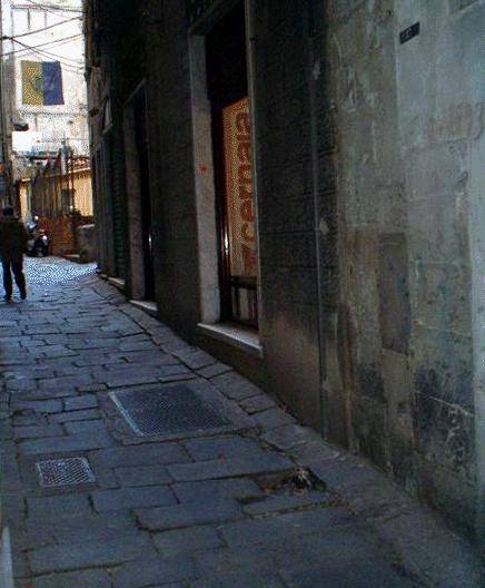 Il selciato pericoloso di vico degli Indoratori