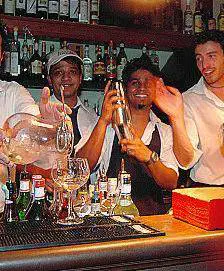 Ora al bar si beve e si balla