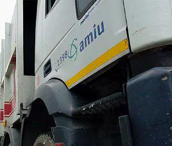 Vandali nel deposito Amiu: distrutti 20 mezzi