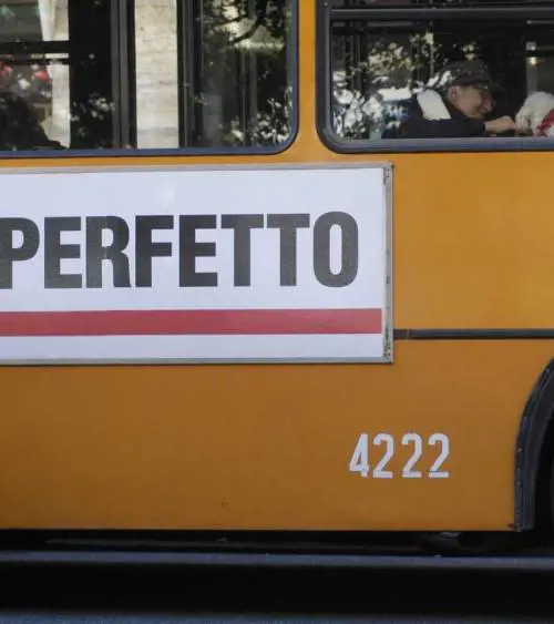 La sinistra scende dalle barricate e sale sull’autobus a 1,20 euro