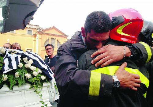 Via Lomellina: ai funerali rabbia e malori