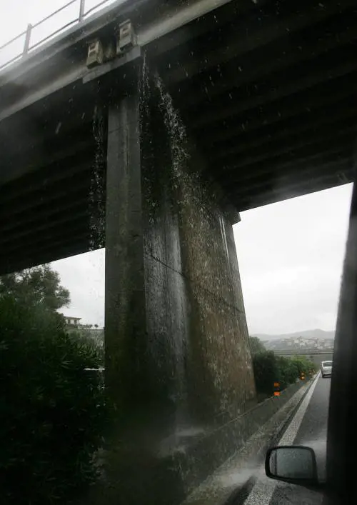 Treno deraglia a Savona e oggi è ancora allerta meteo