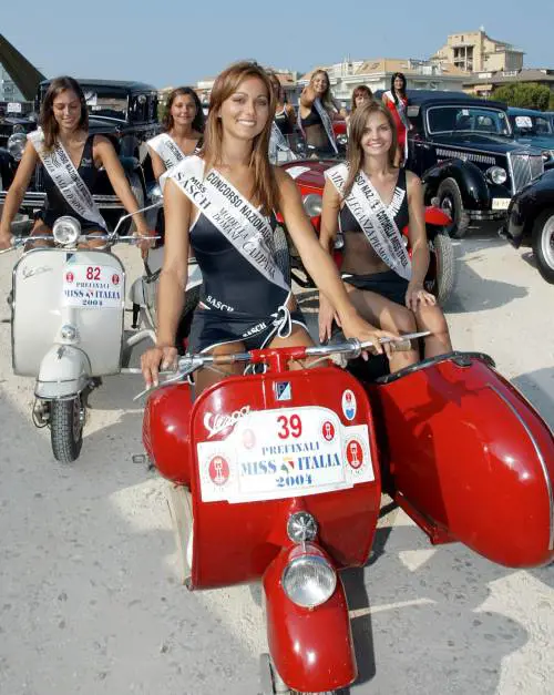 Città invasa dagli scooter depoca