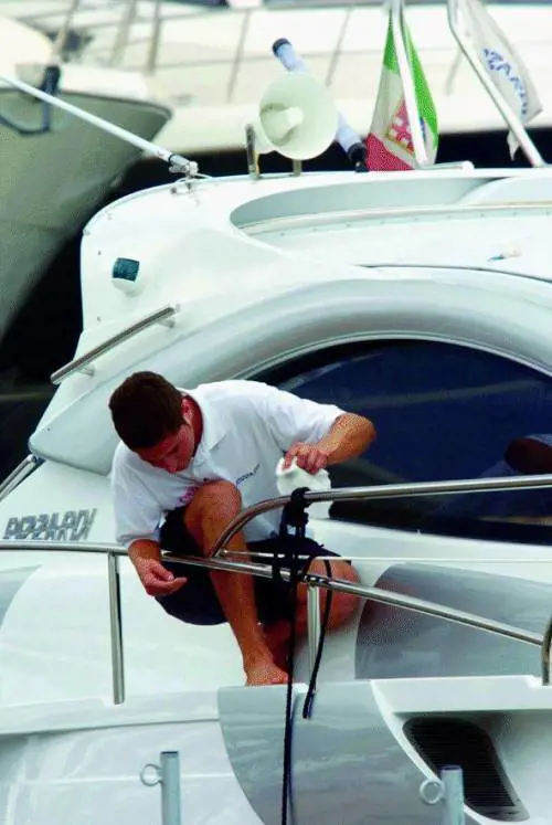 Lammiraglia della Coppa America  getta lancora al Salone dei record