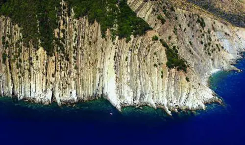 In volo per fotografare  i segreti della costa ligure