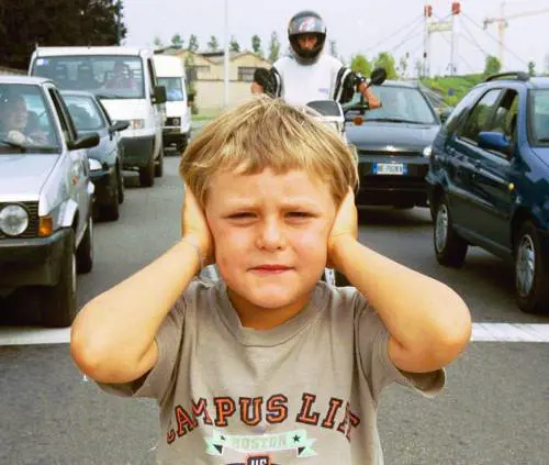 Una sfilata di moda contro la sordità