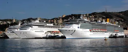 Costa Romantica sotto la Lanterna ma soltanto per la manutenzione