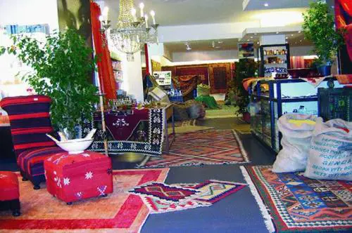 «Mille tappeti» al posto degli abiti