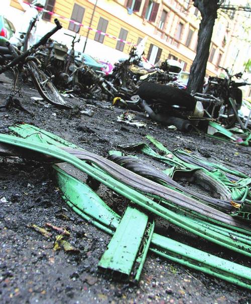 Ancora piromani in azione:  a fuoco 9 motorini e 3 auto
