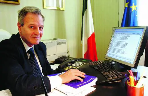 Il governo fa scappare lo 007 anticorruzione