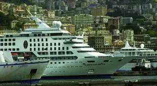 Crocieristi dalla nave ai negozi  saltando regolarmente Genova