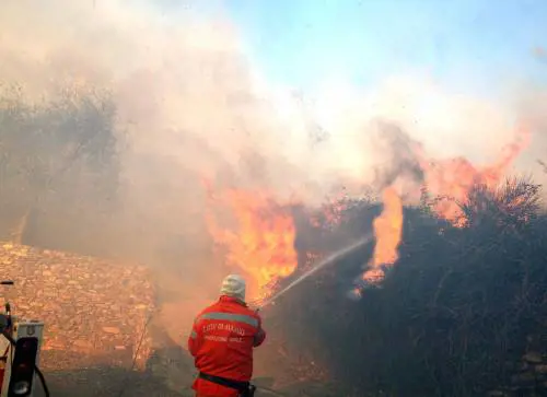 Vento e fuoco fanno tremare la Liguria
