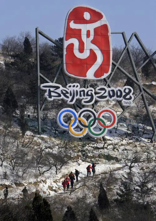Pechino, la torcia olimpica sull'Everest 