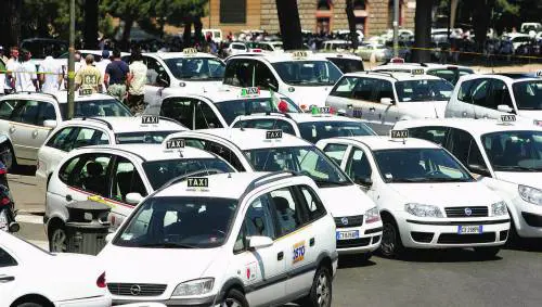 Roma, sequestrate 96 licenze illegali ai taxisti