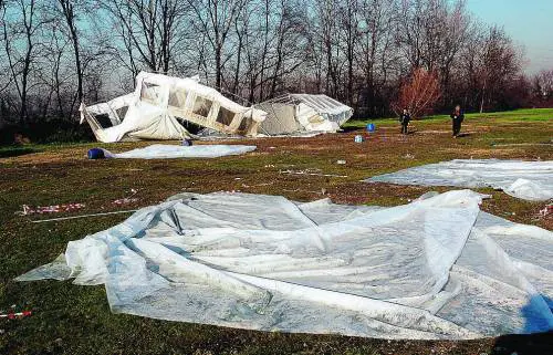 Opera, rogo al campo rom Una decina gli indagati