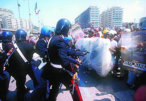 Sparite a Genova le due molotov che «accusavano» i poliziotti del G8